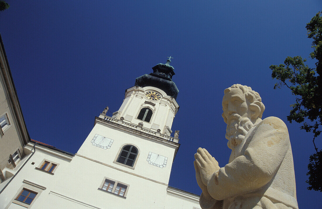 Eine Statue, die zum Turm der alten Kathedrale auf der Burg von Nitra, Slowakei, führt.