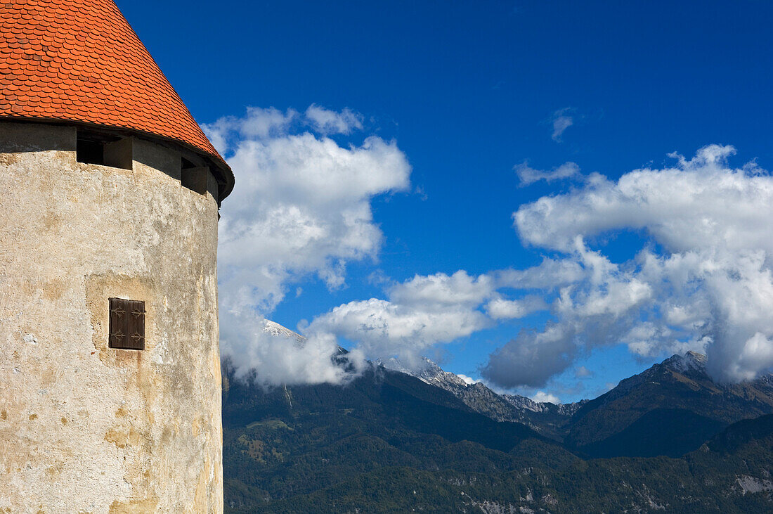Ein Turm der Burg am Bleder See.