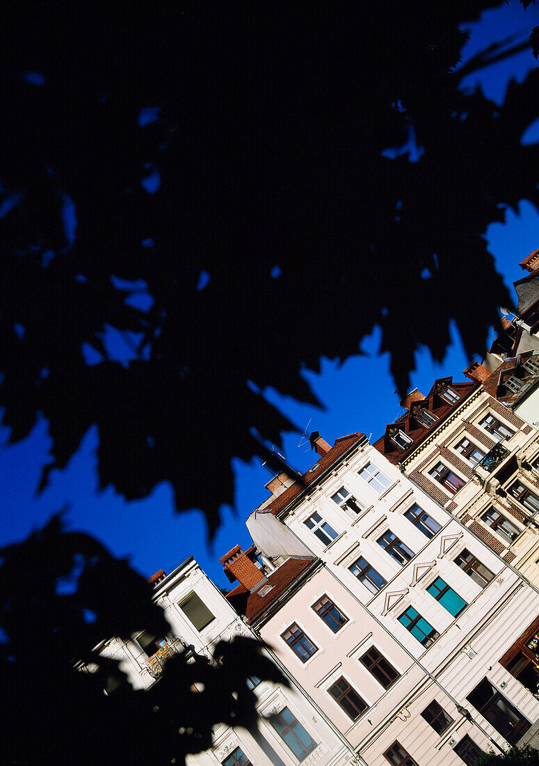 Slowenien, gekippter Blick auf Gebäude am Flussufer; Ljubljana.