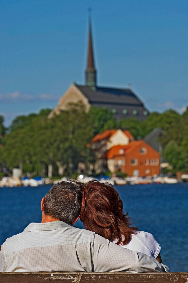 Ein romantisches Paar genießt die Aussicht auf die kleine Stadt Vadstena.