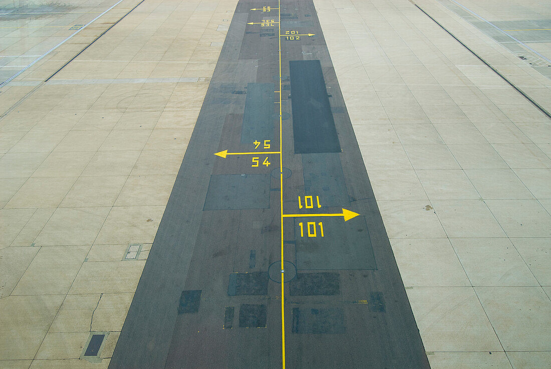 Blick von oben auf die Landebahn des Flughafens Gatwick