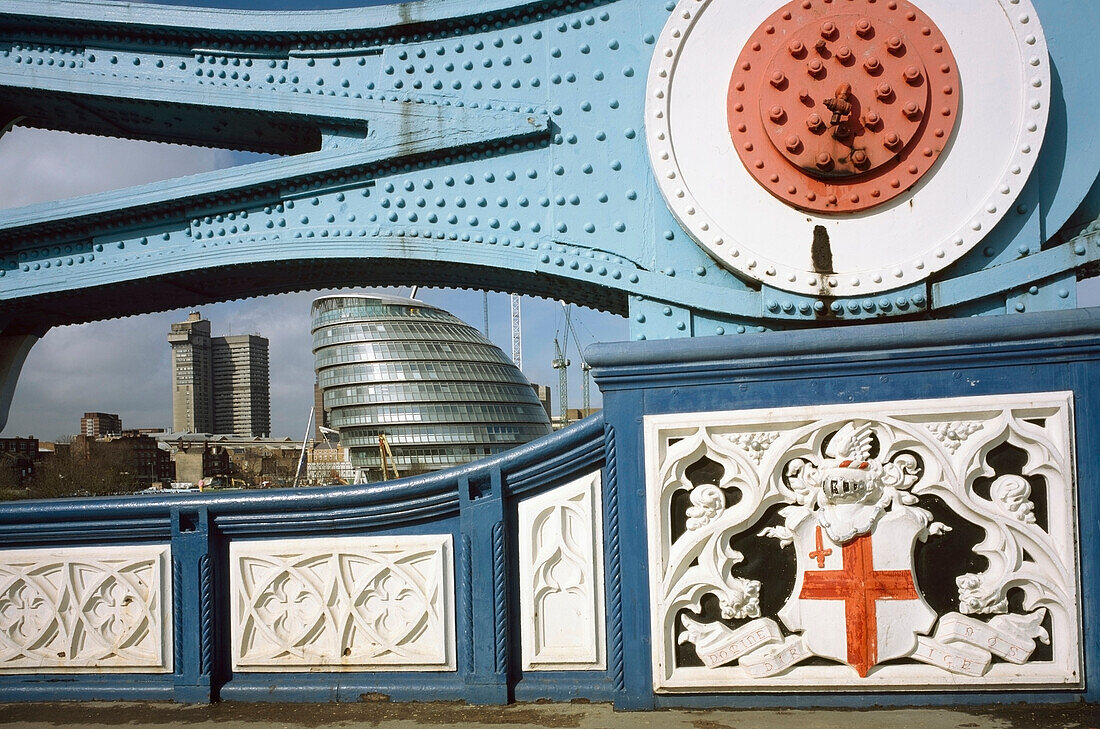 London City Hall von der Tower Bridge aus gesehen