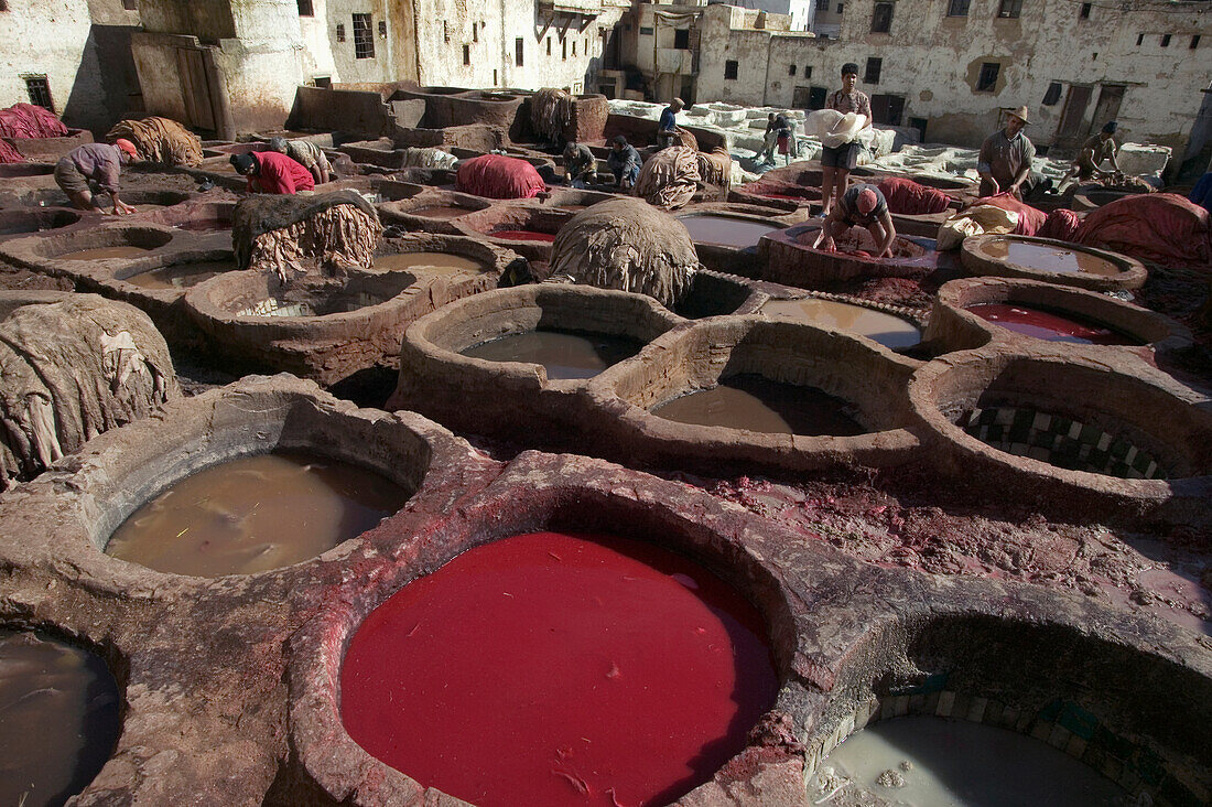 Menschen arbeiten in Gerbereien in Medina