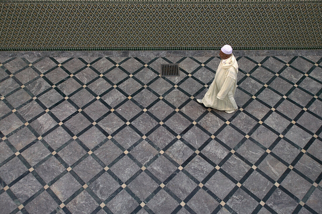 Mann geht über den Boden der Moulay Idriss Moschee