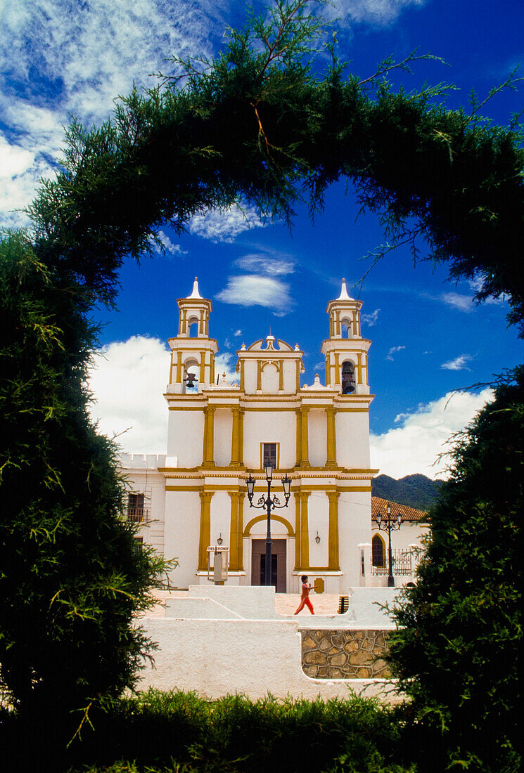 Frau macht Yoga vor der Santa Lucia Kirche