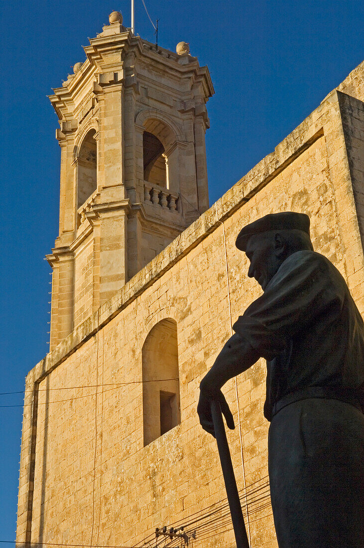 Statue vor der Gharb-Pfarrkirche