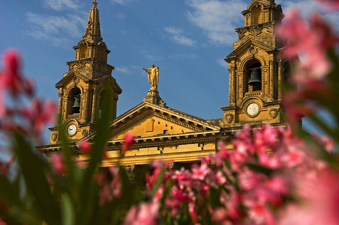 Blumen vor der St. Publius Pfarrkirche