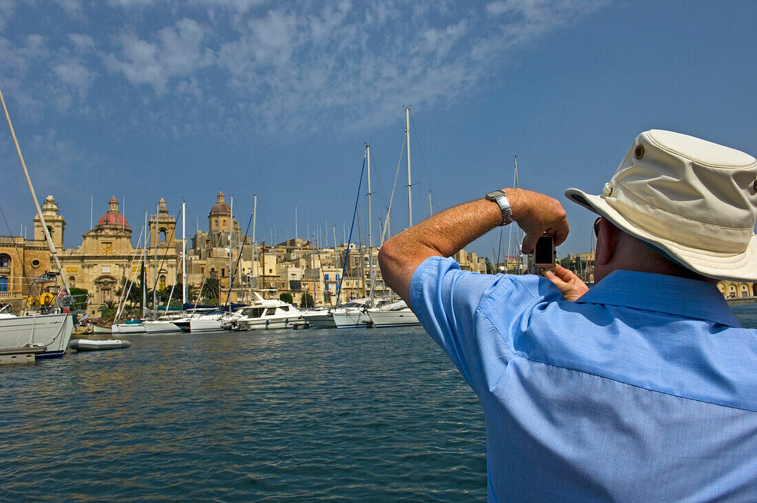 Tourist beim Fotografieren von Vittoriosa