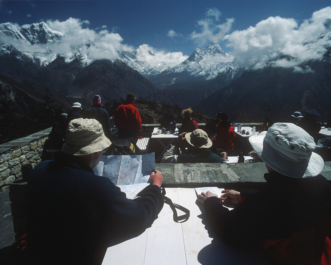 Wanderer auf der Veranda des Everest View Hotels
