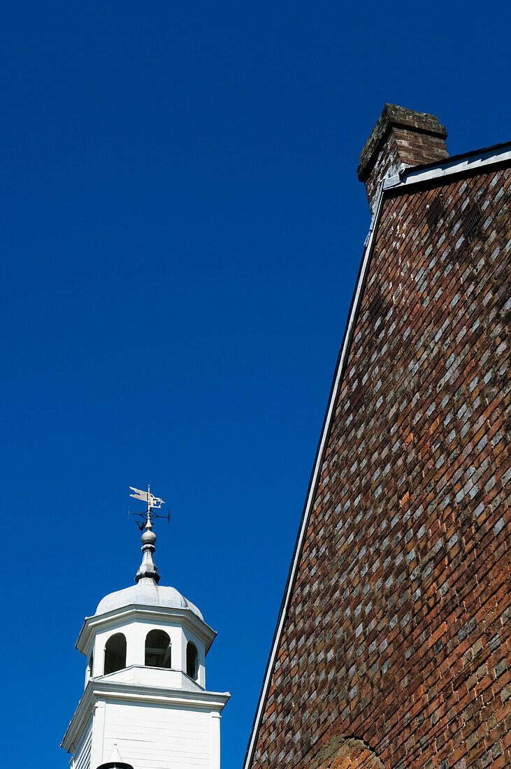 Detail des Daches und der Turmspitze der Kirche von König Karl dem Märtyrer.