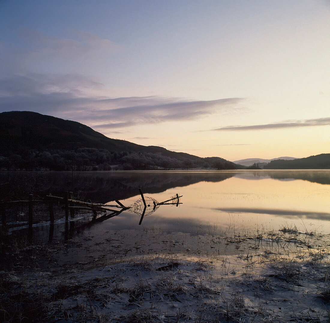 Schönes Loch Achray in der Abenddämmerung.