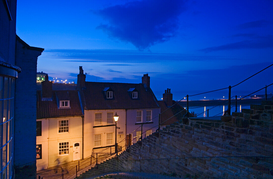 Abendansicht von Häusern in der historischen Stadt Whitby.