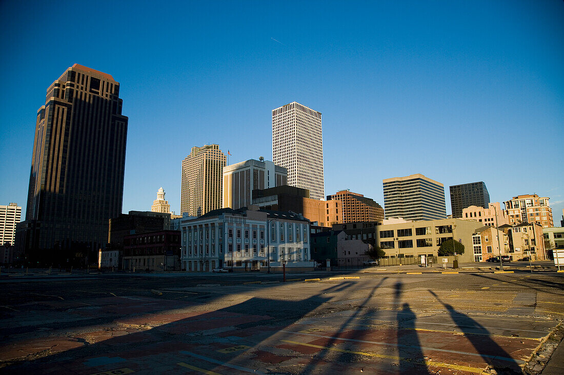 Verlassener Parkplatz und Stadtbild von New Orleans