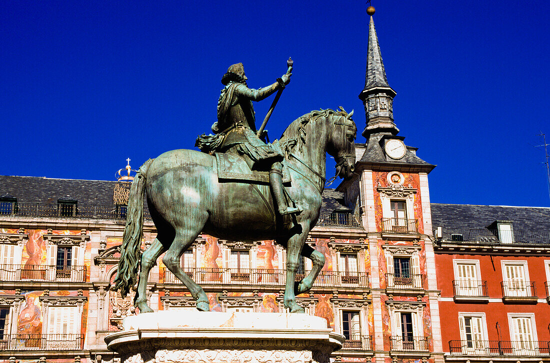 Statue von König Felipe Iii auf der Plaza Mayor