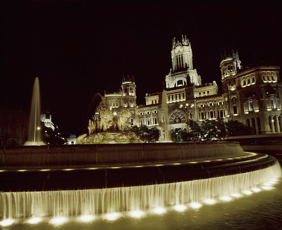 Plaza Cibeles und Palacio Telecommunicaciones bei Nacht beleuchtet