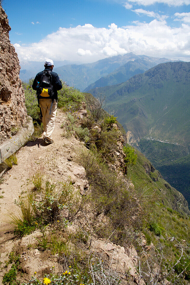 Peru, Mann beim Wandern; Colca Canyon