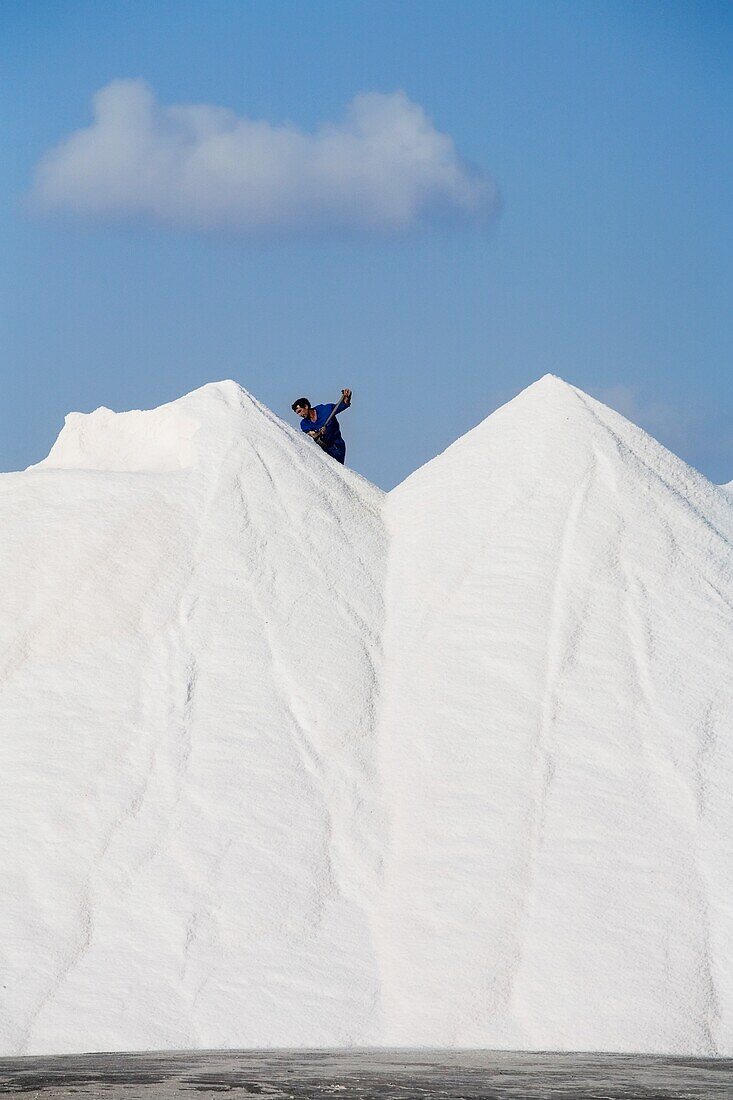 Mann auf einem Salzhaufen