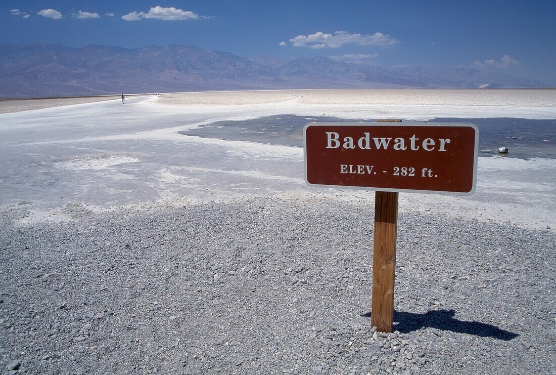 Badwater-Schild in der Wüste unterhalb des Meeresspiegels