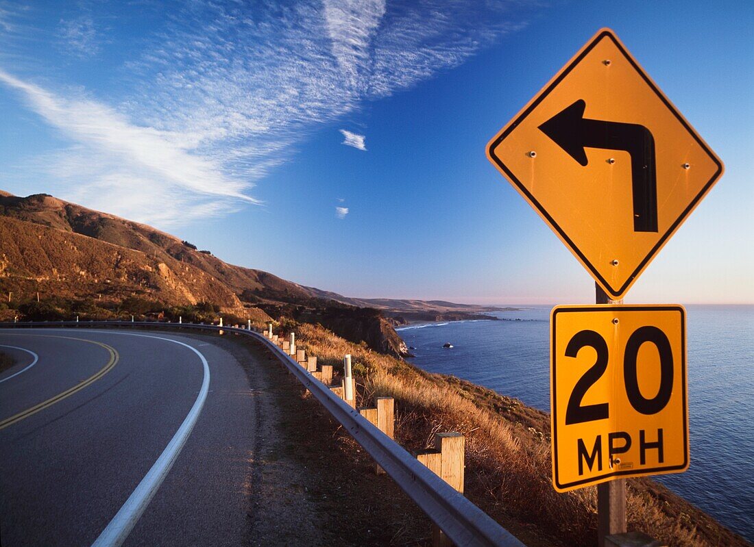 20Mph Straßenschild an der Ecke der Route 1 in Big Sur