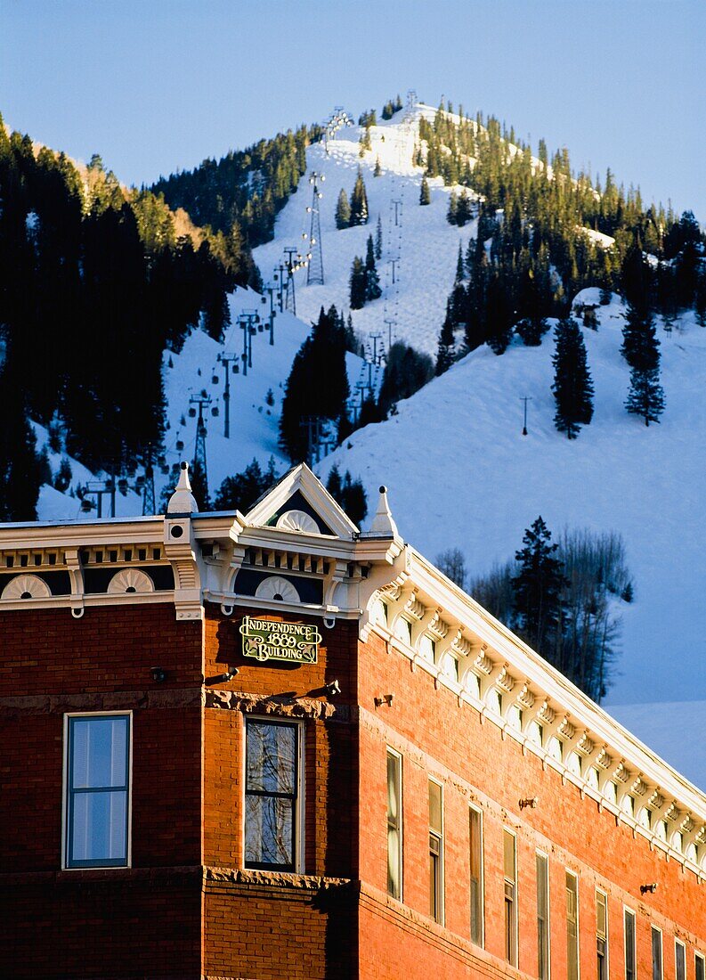 Aspen Mountain und altes Gebäude