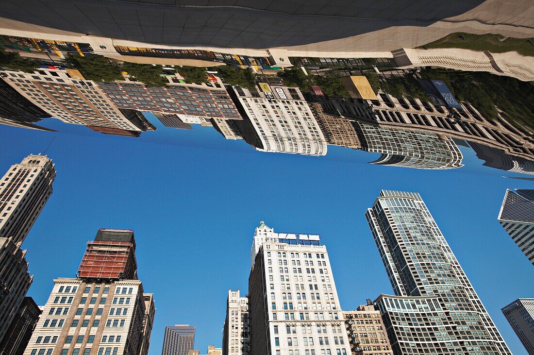 Gebäude in der Innenstadt, die sich in der Skulptur "Wolkentor" (The Bean) spiegeln