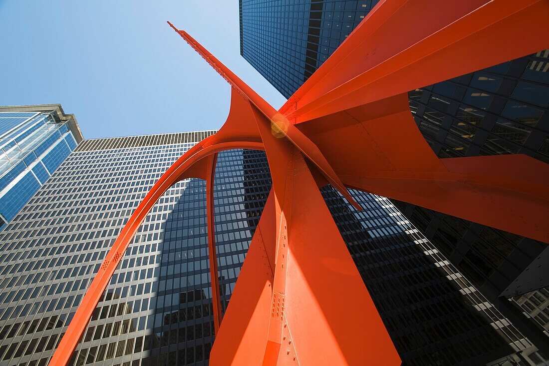 Orangefarbene Metallskulptur am Federal Center Plaza