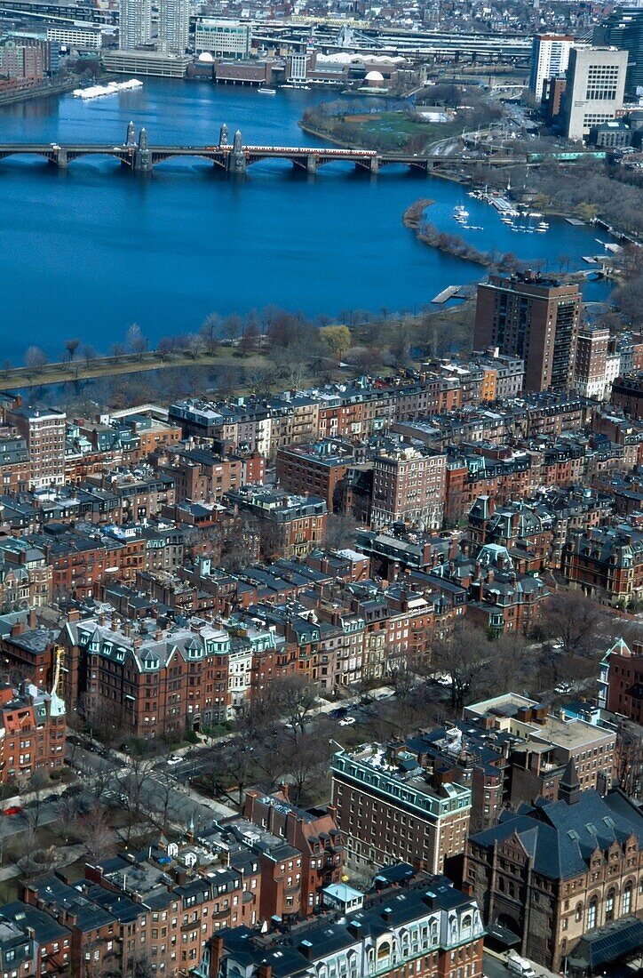 Bay Back Brownstones und Charles River mit Brücke, vom Prudential Center aus