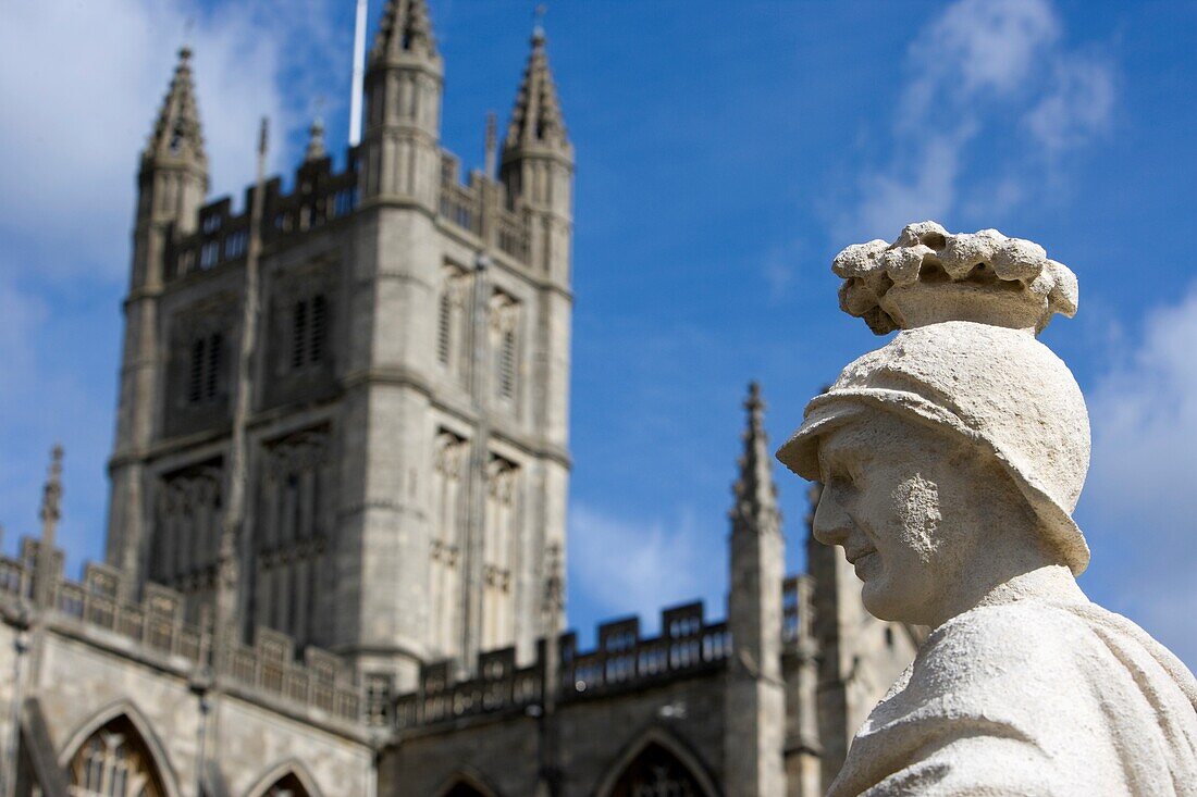 Statue mit Blick auf die römischen Bäder und Bath Abbey im Hintergrund