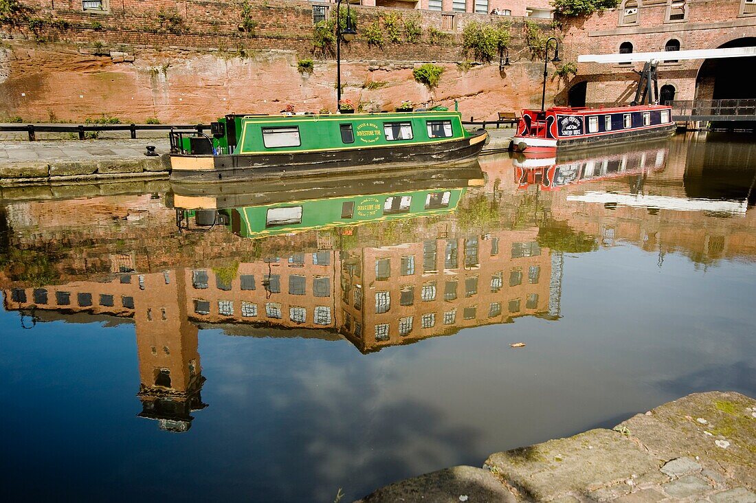 Boote und Spiegelung auf dem Kanal in Castlefield