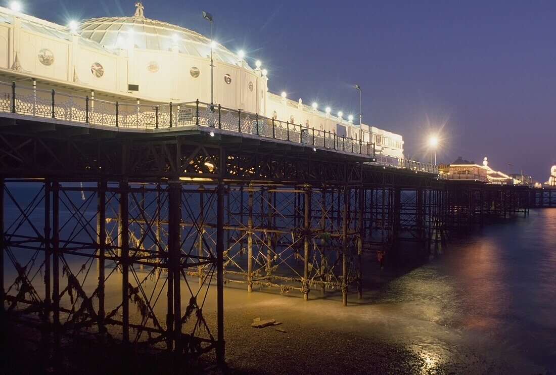 Brighton Palace in der Abenddämmerung beleuchtet