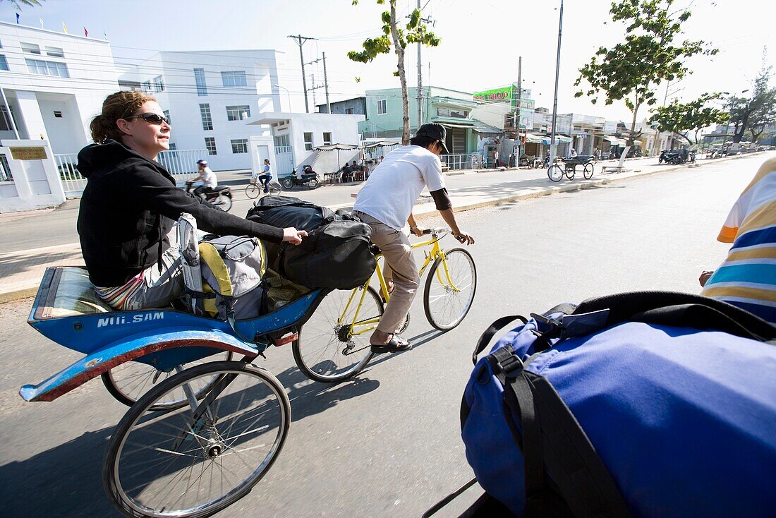 Junge Frau fährt im Cyclo in Chau Doc Stadt