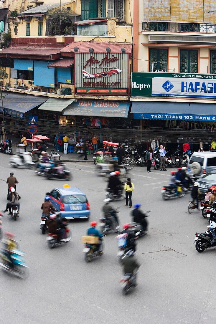 Belebte Straße im alten Viertel von Hanoi