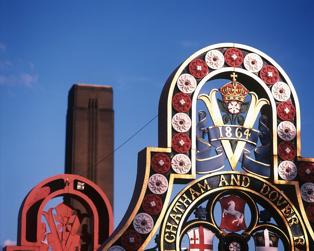 Blackfriars Railway Bridge Detail With Chathan And Dover Railway Emblem