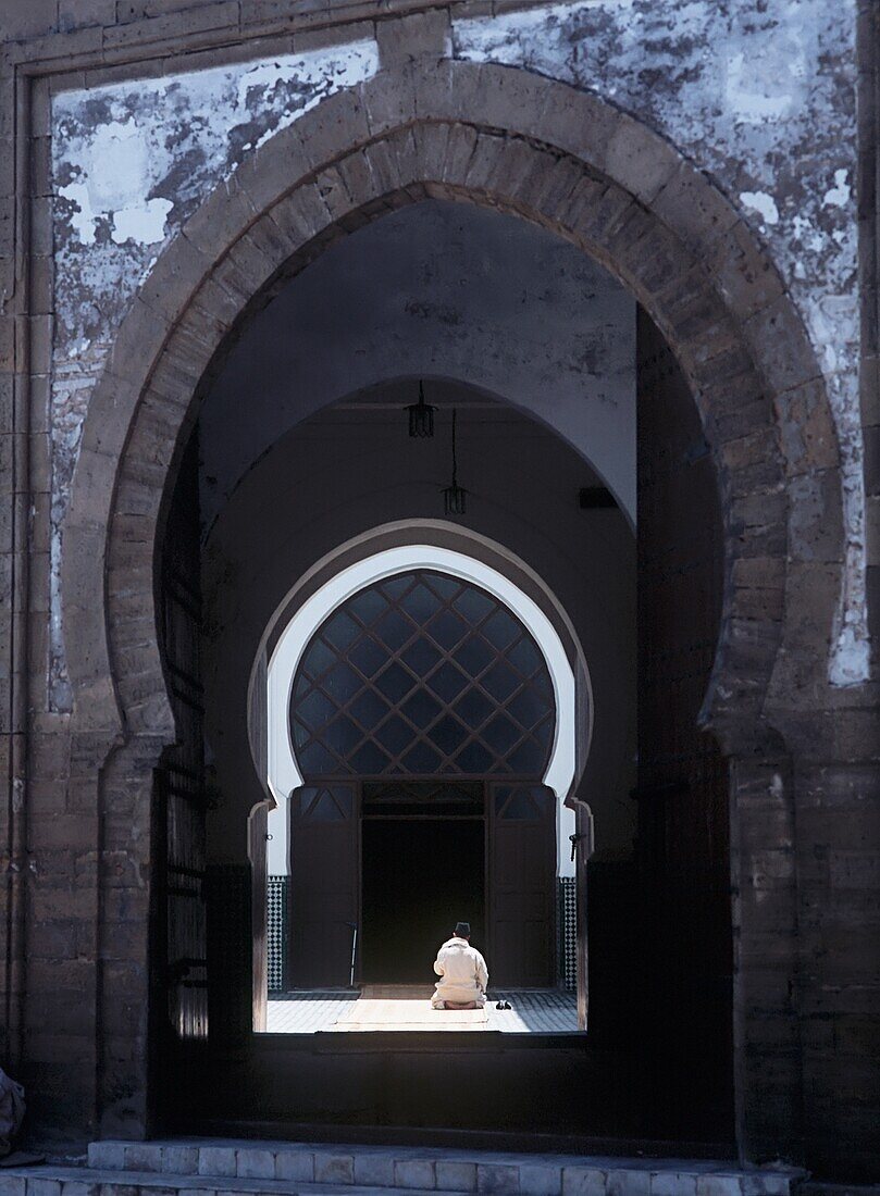 Mann betet vor der Großen Moschee