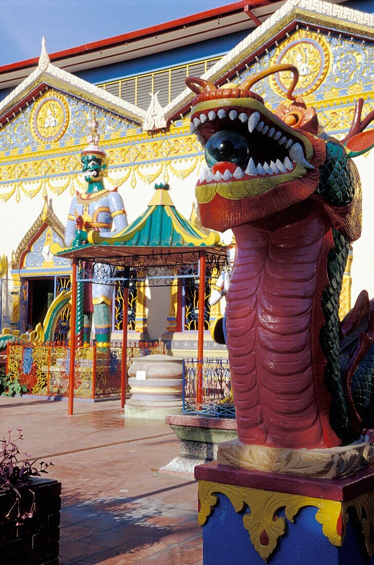 Drachenskulptur vor dem Wat Chayamangkalarm