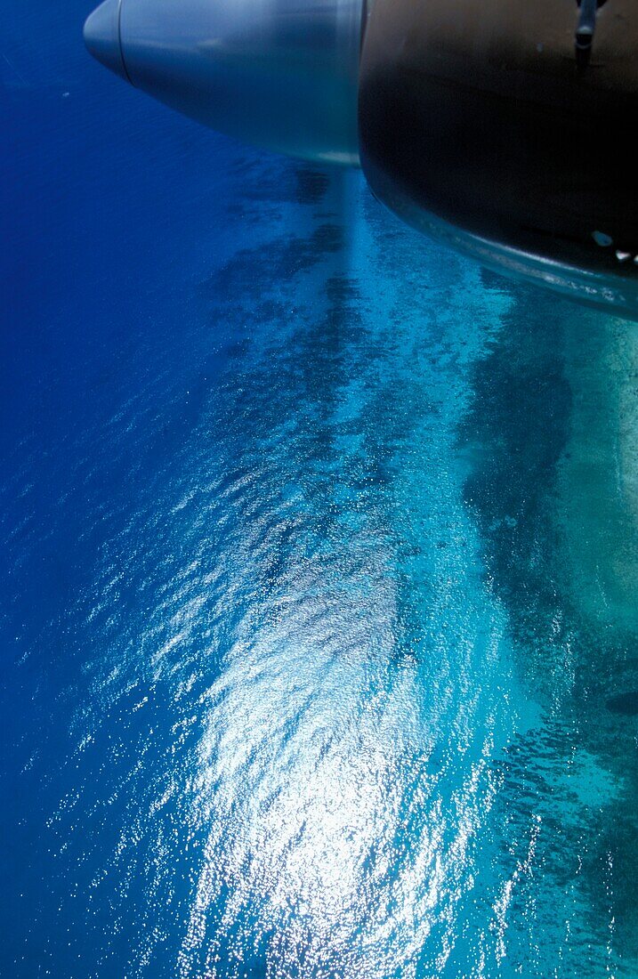 Luftaufnahme des Indischen Ozeans vom Flugzeug der Norman Islander