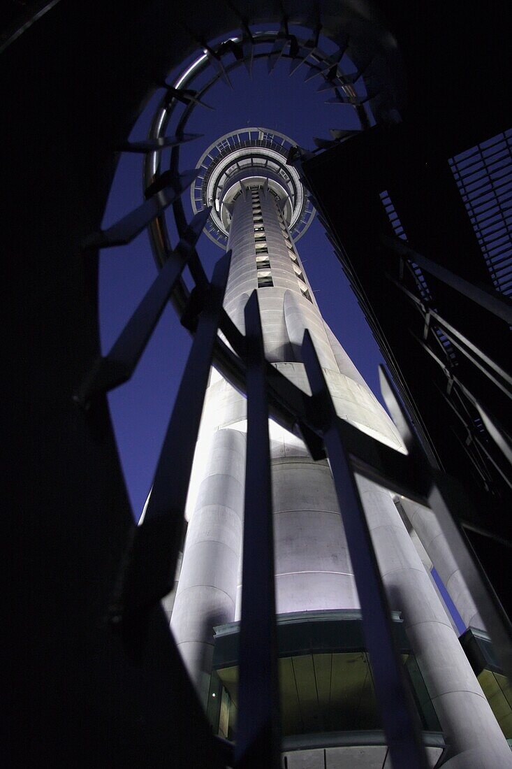 Sky Tower von innen gesehen Metallspindeltreppe