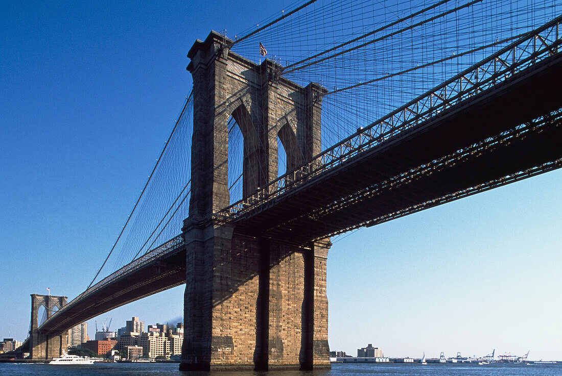 Niedriger Blickwinkel auf die Brooklyn Bridge