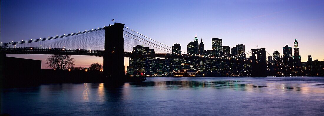 Sonnenuntergang über Lower Manhattan und der Brooklyn Bridge