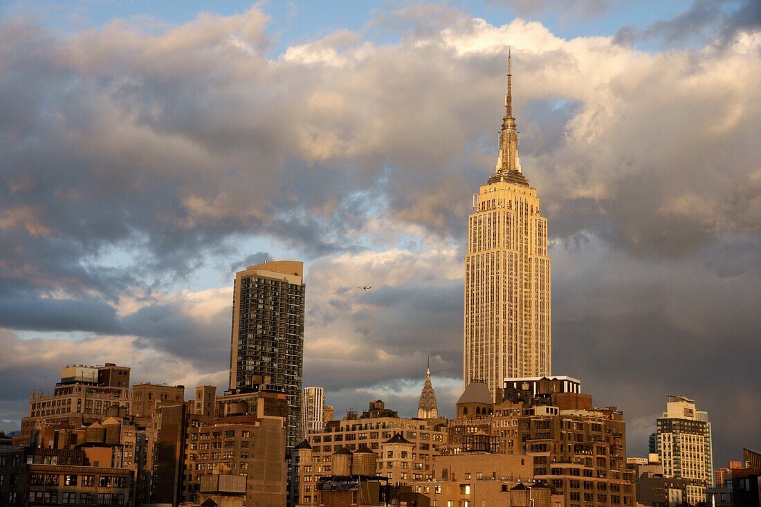 Das Empire State Building in Midtown Manhattan mit dem Chrysler-Gebäude im Hintergrund