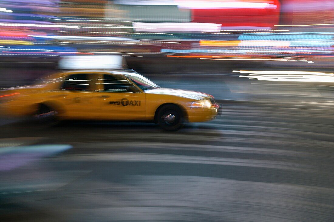 Raserisches gelbes Taxi in Midtown Manhattan