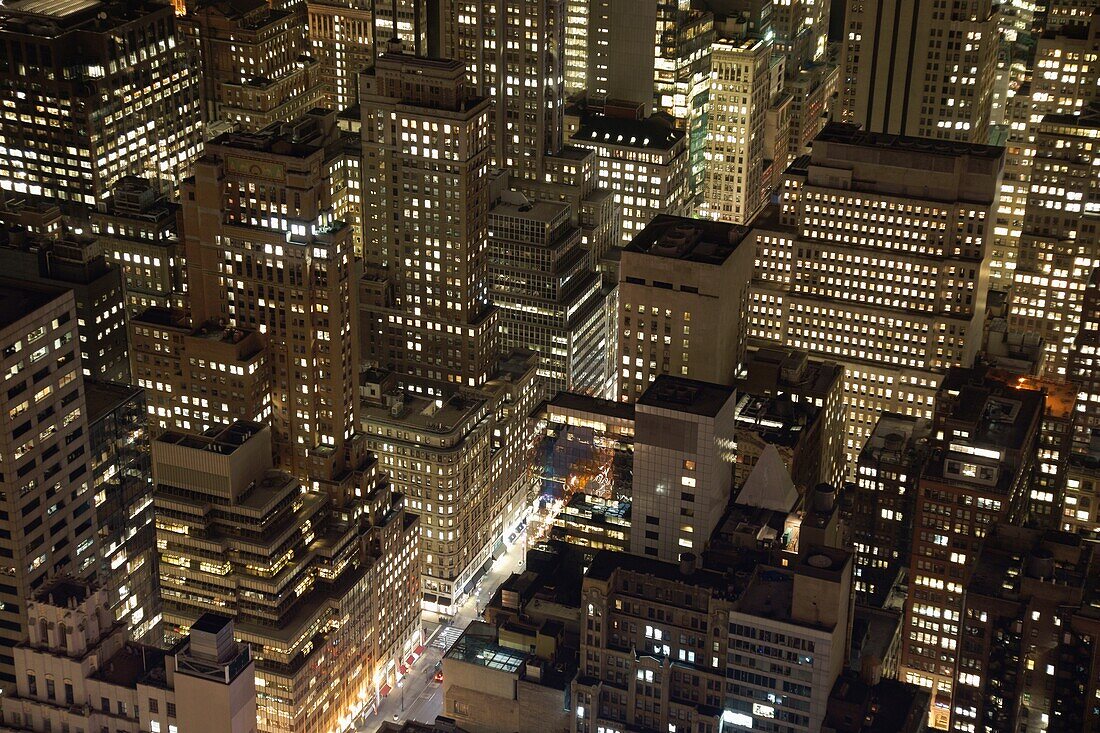 Midtown Manhattan bei Nacht beleuchtet