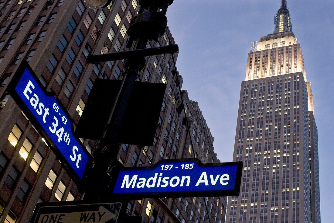 Empire State Building von der Madison Avenue aus gesehen bei Nacht