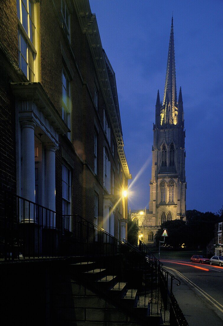 St. James Church in der Abenddämmerung beleuchtet