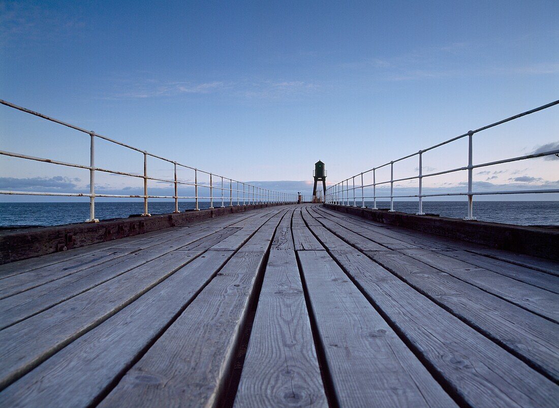 Whitby Pier in der Morgendämmerung