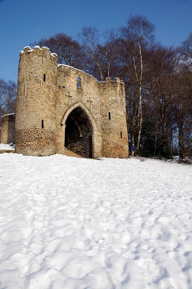 Das Schloss in den schneebedeckten Feldern des Roundhay Park
