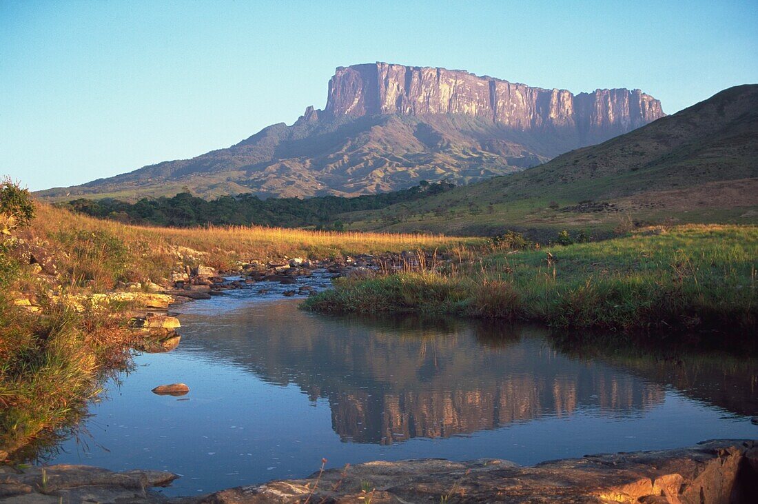 Der Berg Kukenan spiegelt sich im Fluss