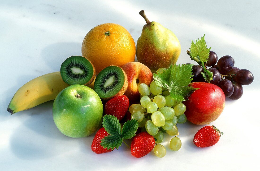Obst & Früchte auf Haufen, weisser Untergrund