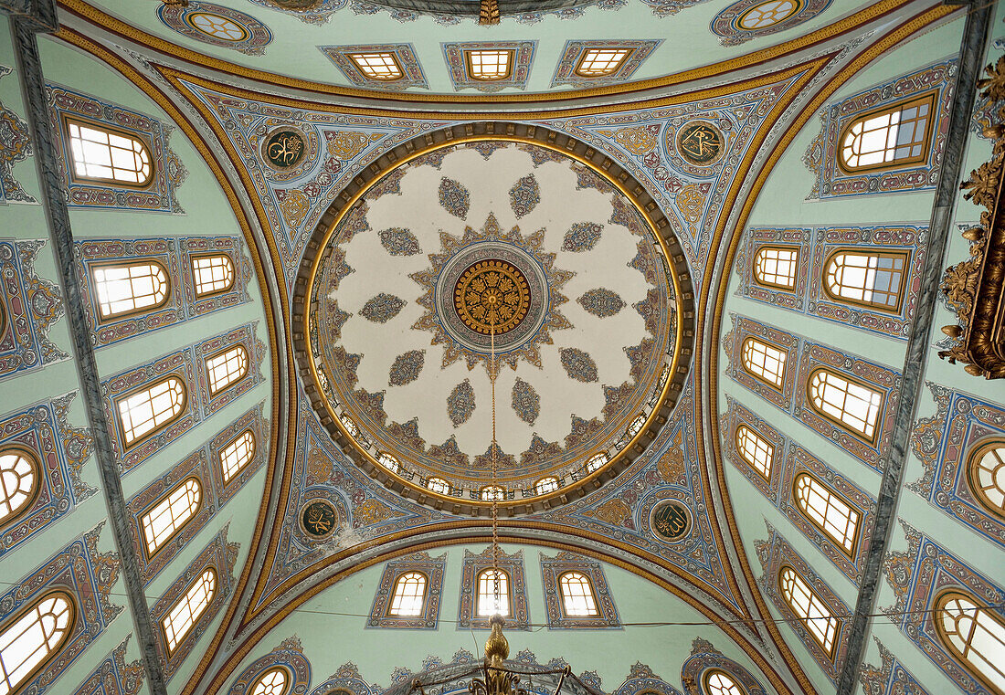 Türkei, Detail der Kuppeldecke in der Nusretiye-Moschee; Istanbul