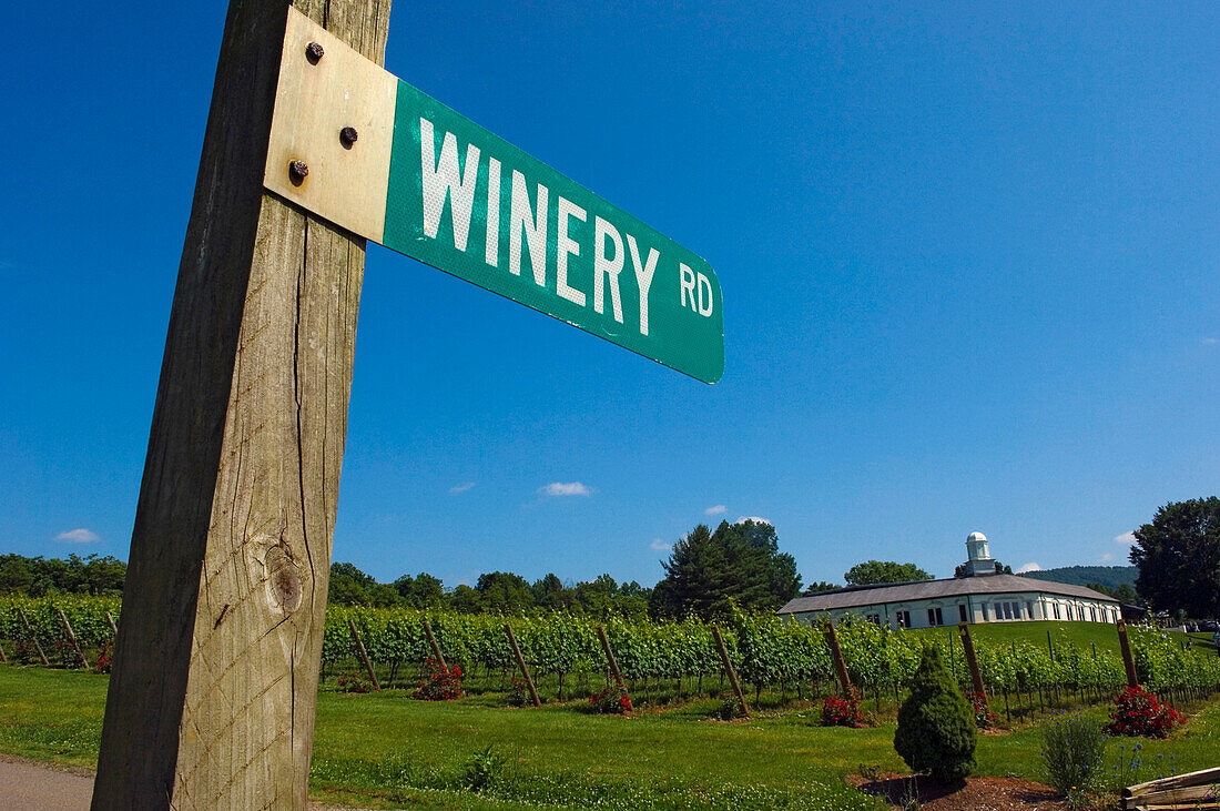 USA, Virginia, Piedmont Region; Barboursville, Weingut Straßenschild bei Barboursville Vineyards